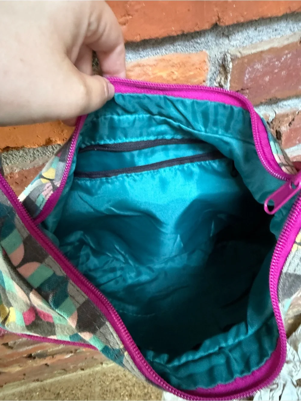 Kavu Multicolor Geometric Crossbody Bag with Pink Zippers